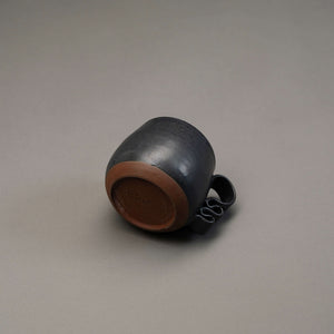 A Perla Valtierra mug in charcoal glaze.
