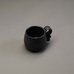 A ribete mug by Perla Valtierra in charcoal glaze.