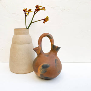 A Pai Pai large matrimonio clay vase next to a terracotta stoneware vase.