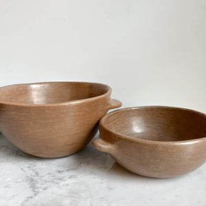 Clay serving bowls made in Puebla.